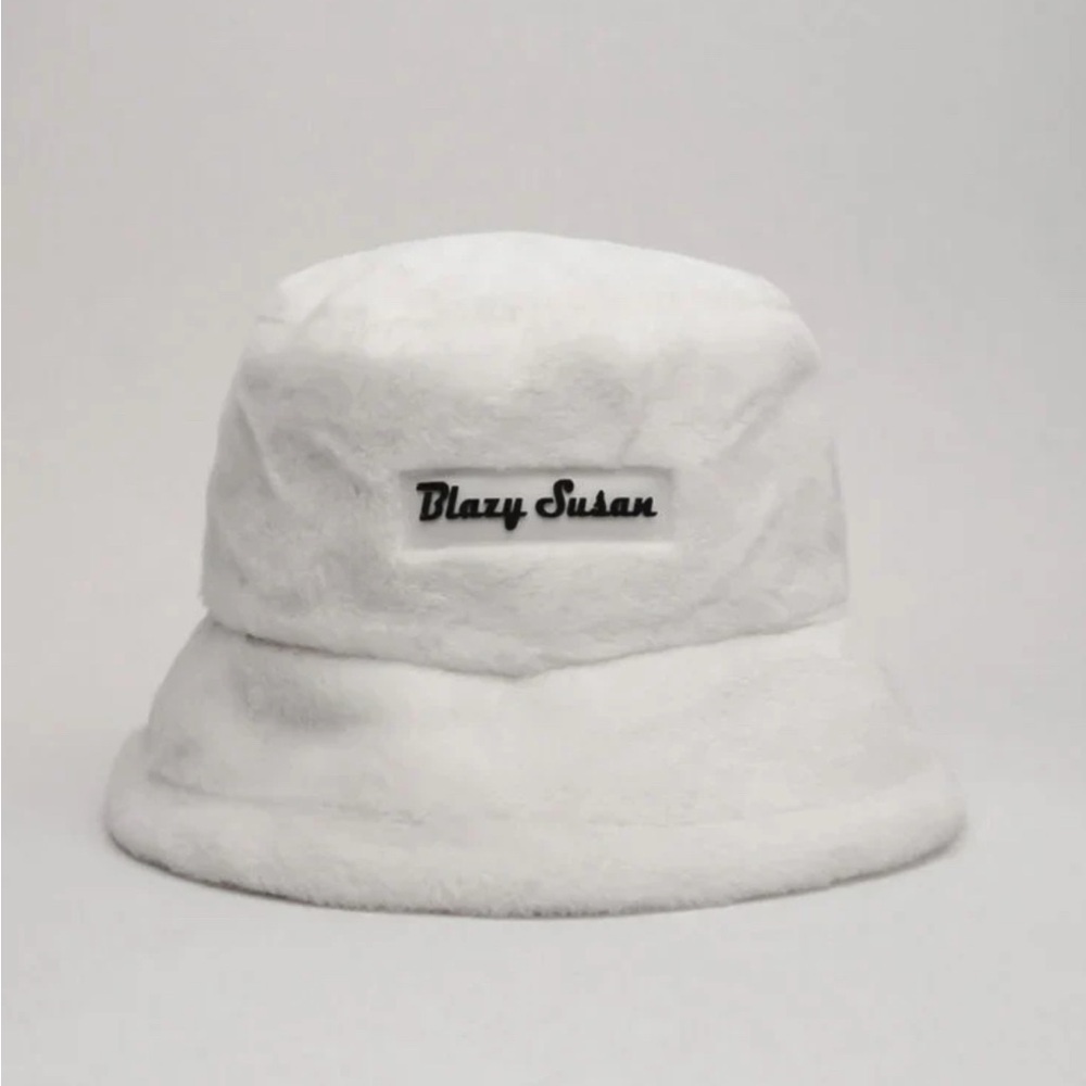 🖤Blazy Susan White Faux Fur Fuzzy Bucket Hat